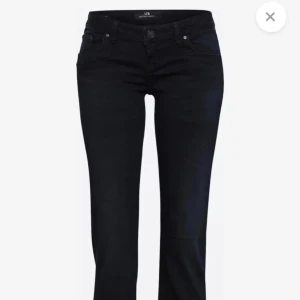 Ltb jeansen  - Säljer dessa ltb jeans i färgen nattblå då dem va lite långa på mig som är 162. (Lånade bilder från förra ägaren ). Jeansen är i nyskick💞💞