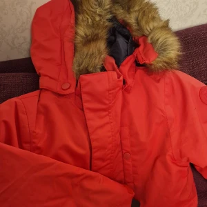 Vinter overall 300kr - Hej jag ska sälja deras fina overall er bara 300kr(blue Didiercsson 130st, orange rõd 110-116) varje  en kostar  300kr.medan lilla st90 bara 99kr.om ni intressera  kontakta  mig .m.v.h