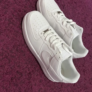 Nike Airforce 1 helt nya - Söljer ett par Nike airforce som är helt nya säljs för 650kr. Storlek 43