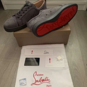 Christian Louboutin Paris grå - En mycket vacker Louboutin som är i färgen grå och som är helt ny och oanvänd. Den gråa färgen och den röda sulan är perfekt för varandra och kommer få dig att skina🤩Den är i storlek 44. Ifall du har några frågor är det bara att fråga på☺️