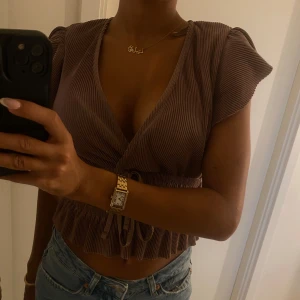 Brun volang blus  - Jätte fin brun volang blus🤎passar perfekt till hösten 🍁🧸