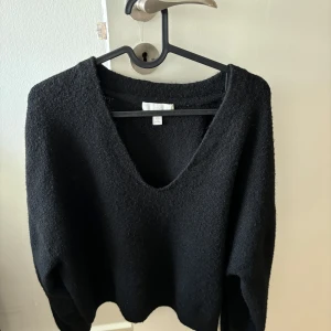 Stickad tröja - Stickad tröja från H&M i svart och storlek S. Urringning, lite nopprig men annars bra skick!