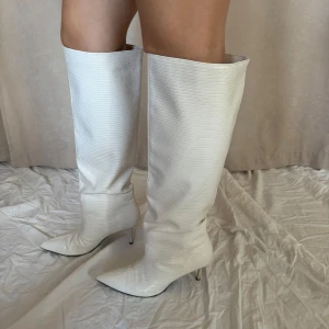 Vita stövlar med spetsig tå - •Vita stövlar med spetsig tå och klack.                     •Strl 37