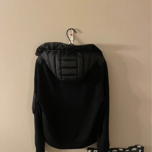 Moncler cardigan  - Moncler cardigan storlek L Moncler är mindre i storlekarna så den passar perfekt till den som bär M men passar också bra till den som har storlek S. Har haft jackan sedan föra sommaren och vill sälja den eller byta mot något annat! 