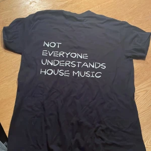 House music T-shirt  - Tjena säljer den här väldigt grisch tröjan då den inte används längre pågrund av att den är för liten skick 10/10