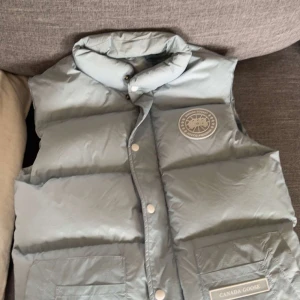 Canada Goose Freestyle  - Säljer en snygg och varm dunväst från Canada Goose. Västen är i bra skick och kommer med originalförpackning. En knapp överst saknas men syns ej. Priset är ej fast och kan bytas mot jacka/väst.