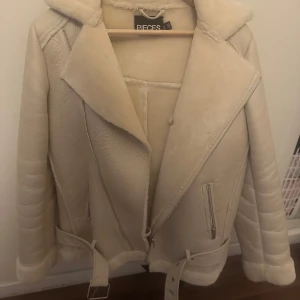 Höst jacka  - Jätte fin ljus beige och varm jacka från  Nelly, använd en gång 💗 Xs men passar även S