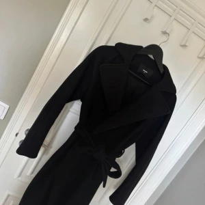 Svart kappa  - Kappa från Bikbok i storlek XS, passar S också skulle jag säga. Fint skick!! ❣️