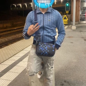 Lacoste monogram kofta - Säljer Lacoste monogram i helt nyskick använd 2 gånger, säljs pga för liten i storlek S och för sent att skickas tillbaka.