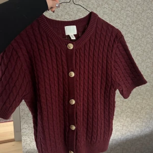 HM kofta röd  - Superfin kofta som är helt ny med vissa lappar kvar. 