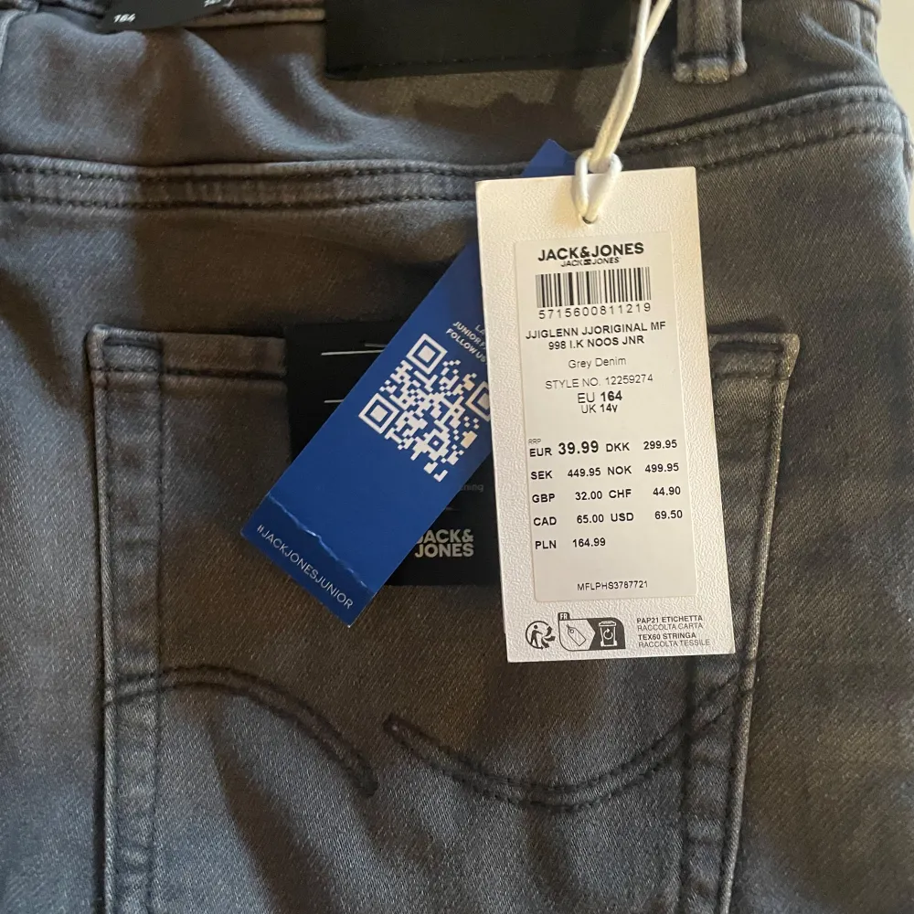 Helt nya oanvända Jack and Jones jeans med passform slim fit. . Jeans & Byxor.