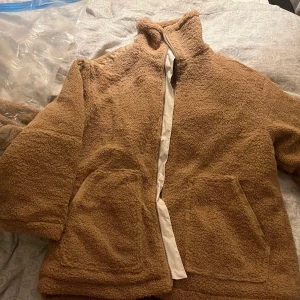 Teddy jacka  - Storlek S. Helt ny aldrig använd! 