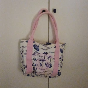 Väska - Säljer en totebag som tyvärr aldrig kommer till användning 