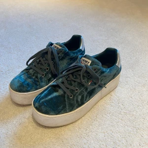 Tommy Hilfiger Sneakers grön sammet - Säljer pga de inte kommer till användning. Fina sammetsgröna Tommy Hilfiger med platå (ca 4cm).  - Storlek 38 - Använda ca 10 ggr - Normala i storleken  Skriv i PM vid frågar/köp🫶
