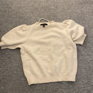 Stickad tröja - Beige stickad tröja med puff armar, ofta använd men ingen som syns 