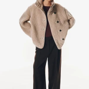 Teddy jacka hm  - Säljer denna helt oanvända jacka från hm🫶🏼lapp finns kvar 