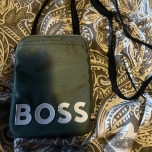 Boss axelväska - Boss axelväska oanvänd 