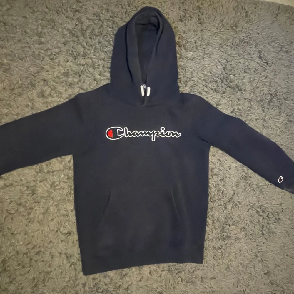 Champion hoodie mörk blå storlek 150-158 cm. Använd hyfsat många gånger, men mycket bra skick. . Hoodies.