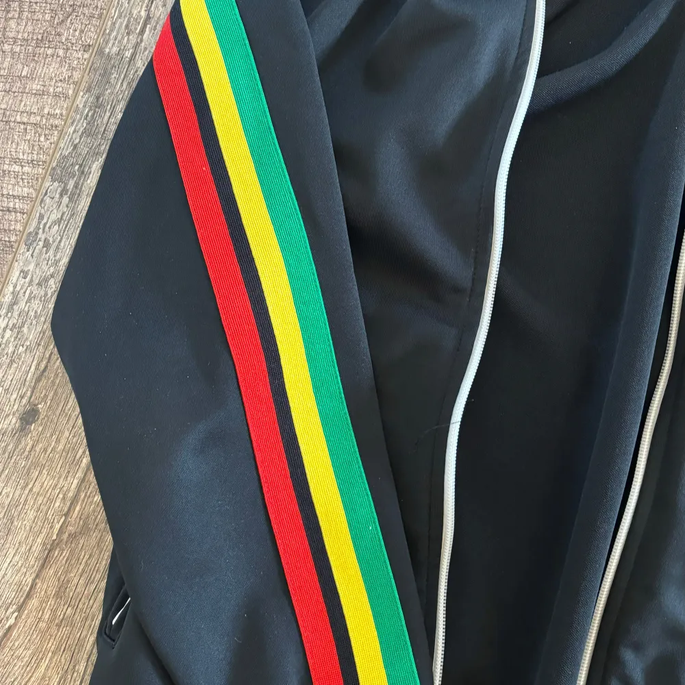 Säljer denna härliga exodus trackjacket från Palm Angels. Köpt fråm garmsmarket för en knapp månad sen och passade tyvärr ej mig som önskat. Cond 9/10 strl M men passar även S.. Jackor.