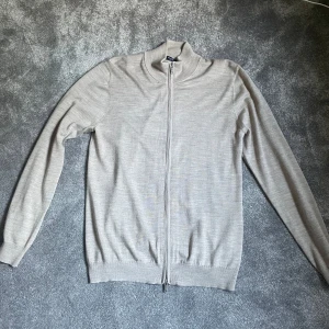 Merinoull zip-up - Skön zip-up, passar till nästan allting. Storlek L. Köpt i affär Matinique för 800kt. Skick 8/10. Pris kan diskuteras.