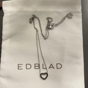 Edblad halsband - Helt oanvänt hjärtformat silverhalsband från Edblad, inte kommit till användning då jag bara använder guld smycken!