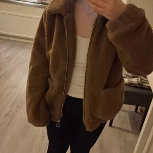Teddyjacka - Säljer en teddyjacka från bubbleroom! Nästintill oanvänd💕