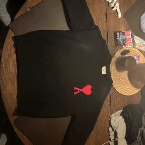 Svart Ami Paris tjock tröja - Svart Ami Paris tjock tröja Aldrig använd. Äkta, men kvitto och box finns ej kvar. Passar inte mig längre , därmed försalu 