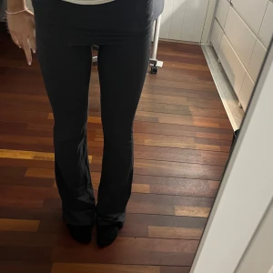 gråa yoga pants - säljer då dem är för stora. Lite söndertrampade längst ner. 