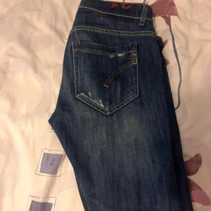 Dondup George jeans - Ett par fina Dondup George jeans skinnet fit, dom är i ny skick och bara att hör av sig om dom har några frågor😊
