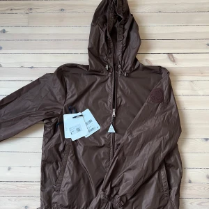 Moncler Windbreaker (4) - Moncler windbreaker  Almost brand new, worn 1 time. Size 4-fits like M/L Tags included  Bin: 3800  Only meetups in Göteborg 