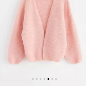 Stickad rosa kofta Lindex xs/s  - Hej köpte denna för nån vecka sedan aldrig använd bara prislappen saknas tycker inte den riktigt är min smak av färg så kommer därav inte använda, hade kunnat tänka att byta mot marinblå men annars säljer jag 