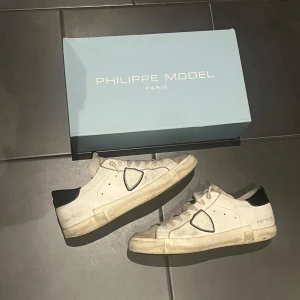 Phillipe modell  - Säljer mina phillip modell som är perfekta höst skorna. De är slitna under sulorna men de läcker inte in vatten och det syns inte när man går  Strl:41 | Cond: 7/10 