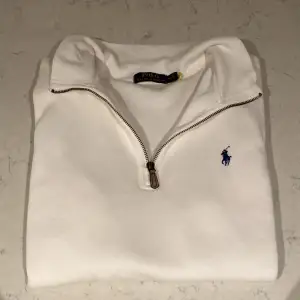 Säljer nu denna asfeta Ralph Lauren halfzip i ett extremt bra skick! Storleken är M men kan passa S med! Nypris ligger på ca 1999kr❌ mitt pris endast 799kr✅ hör av dig vid minsta lilla fundering!! 😀😀