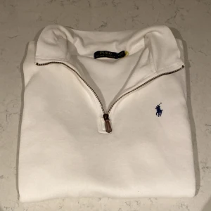 Ralph Lauren Halvzip - Säljer nu denna asfeta Ralph Lauren halfzip i ett extremt bra skick! Storleken är M men kan passa S med! Nypris ligger på ca 1999kr❌ mitt pris endast 799kr✅ hör av dig vid minsta lilla fundering!! 😀😀