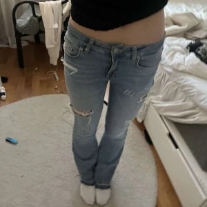 Blåa jeans med hål - Lågmidjade blå jeans med hål, så coola