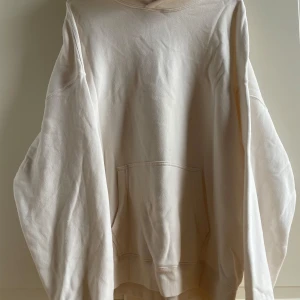 Abercrombie & Fitch hoodie - Oversized hoodie. Endast använd ett fåtal gånger, i mycket fint skick. Kommer från ett rök- och djurfritt hem.  