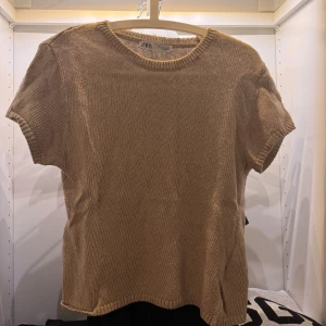 Stickad T-shirt - Helt oanvänd stickad tshirt från Zara! Strl L men skulle säga att den är mer som en M💘