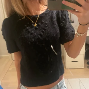 Stickad t-shirt - En stickad t-shirt ifrån & other stories med fina detaljer. Knappt använd, max 2 gånger i mycket bra skick. 💞💞 pris kan diskuteras