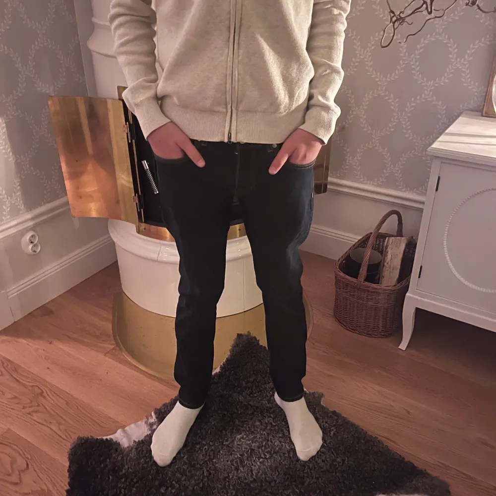 Säljer mina grymt snygga J.linderbeg Jenas i modellen Jay, slimfit. W33 L32. Modellen är 175 cm lång och väger 62kg.  Tveka inte att höra av dig!!. Jeans & Byxor.