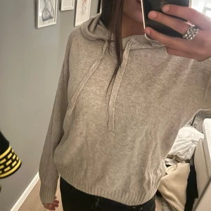 Stickad hoddie💖 - Jättefin stickad hoddie! Nästan aldrig använd och är i strl xs!💖💖