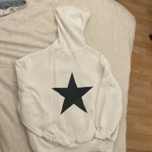 Hoodie med stjärna - Vit hoodie med en svart stjärna  Shein  Storlek: 12 - 13 y