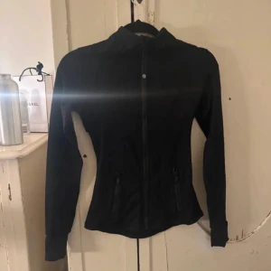 Lululemon jacka - Säljer denna perfekta tränings jackan från lululemon! Den svarta ”define jacket” i storlek 2, utmärkt skick endast använd ett fåtal gånger🙌