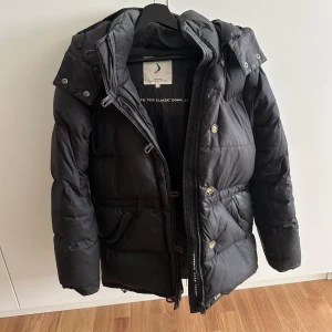 Boomerang jacka  - Svart boomerang jacka i fint skick. Strl xs   Super varm jacka, man fryser aldrig i den. Perfekt vinterjacka. 