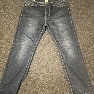 True religion jeans - Tjena säljer nu mina Joey Super T, då jag inte längre använder, De passar perfekt om du söker en lite mer baggy look på dem. Priset är ej hugget i sten, va inte rädda med o skriva!