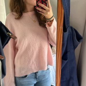 Rosa stickad tröja 💕 - En super mysig och snygg rosa tröja nu till hösten💕 Den är i bra skick men säljs ändå billigt eftersom den ändå använts💖Storlek S men funkar även för M för den e verkligen super skön.  