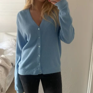 Blå vintage kofta från Horne's - Köpt vintage på Galeries de Layafette i Paris för 100€! Perfekta blå färgen 💙 Passar oversized på mig som brukar bära s/m 😇