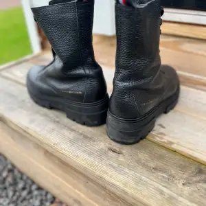 Snygga och stilrena boots från hilfiger. Använda ett par gånger och Är i nyskick. Nypris:1800 kr