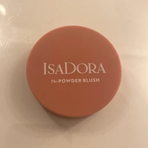 Blush -  En Blush från IsaDora. Kostar 169 kr på H&M. Den är använd två gånger och säljer på grund av att jag har en annan Blush . 