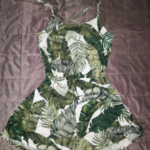 Mönstrad jumpsuit - Mönstrad jumpsuit i storlek S.