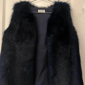 Molly Bracken Faux Fur West - Säljer denna i princip helt oanvända Faux Fur västen från Molly Bracken. Den är marinblå och superfin! Köpt nypris för cirka 800kr. Passar S/M - Lite oversized om man är storlek XS 💞